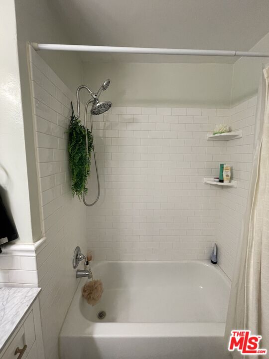 1020 Granville Ave Unit: 203