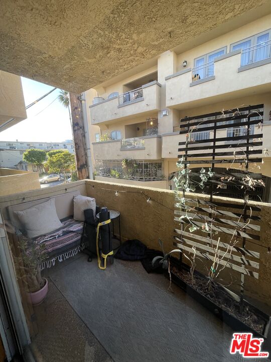 1020 Granville Ave Unit: 203