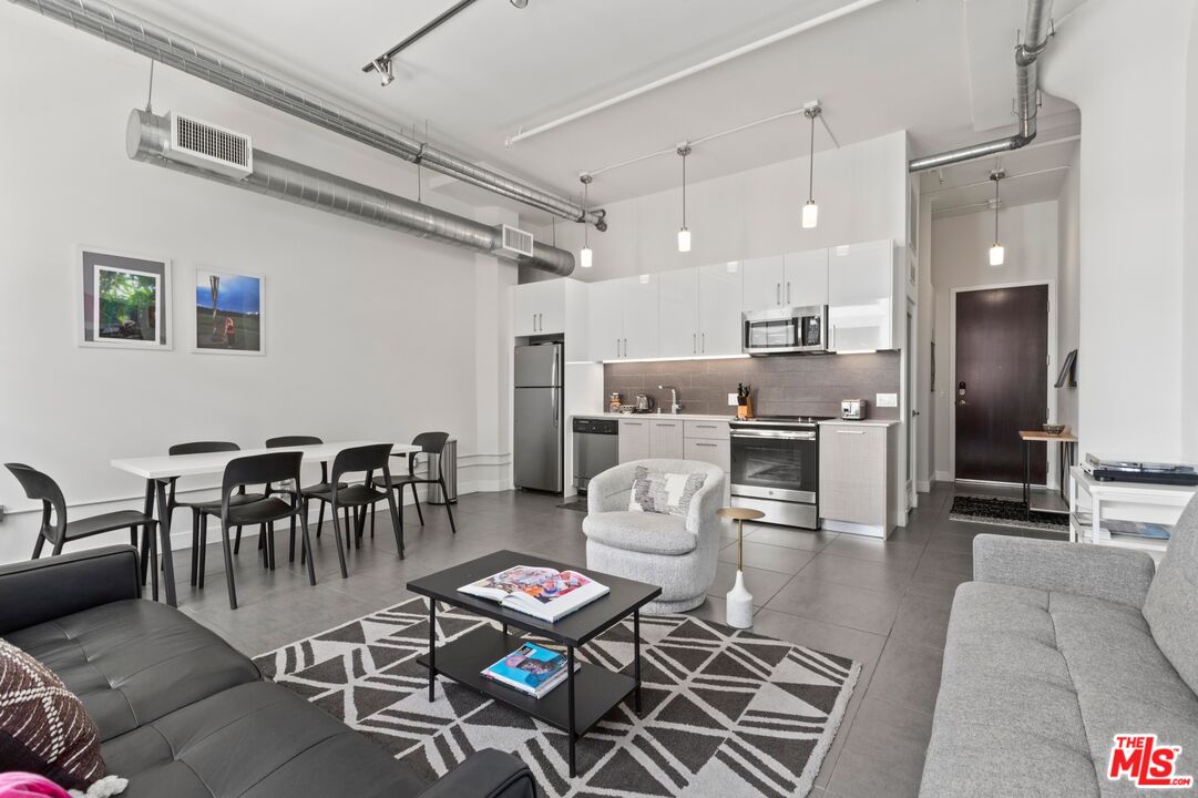 939 S Broadway Unit: 505