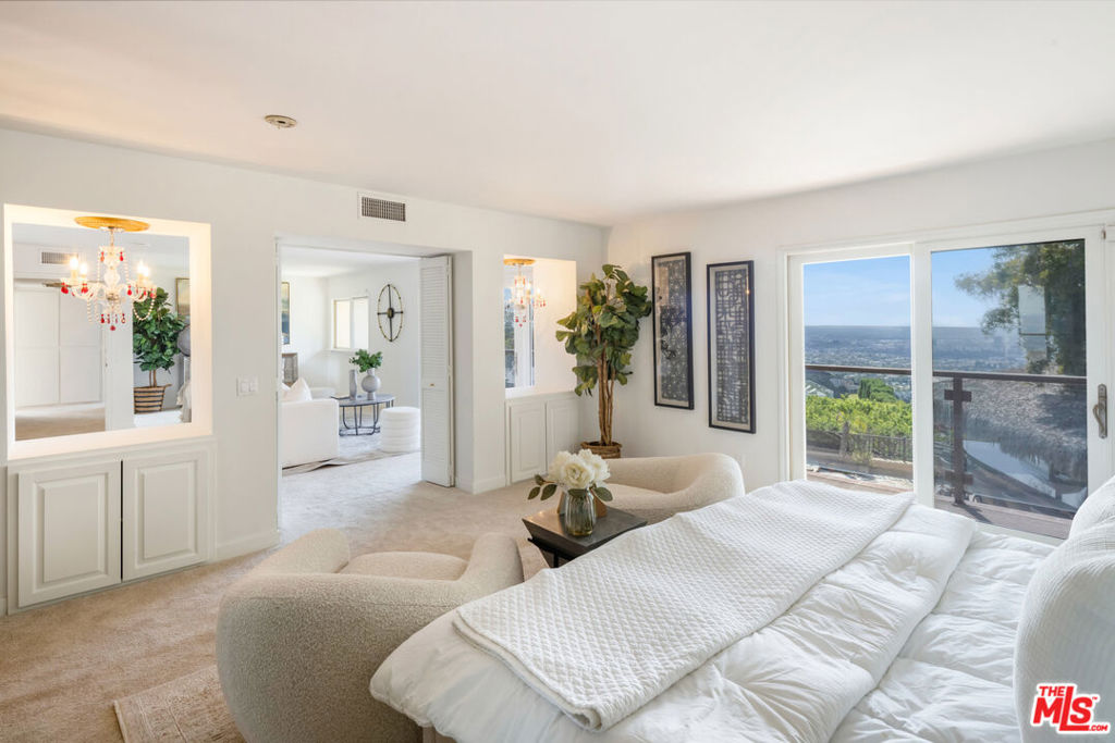 8004 Oceanus Drive