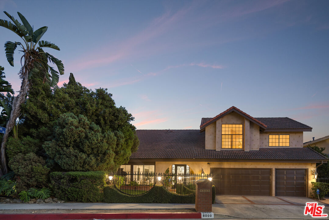 8004 Oceanus Dr