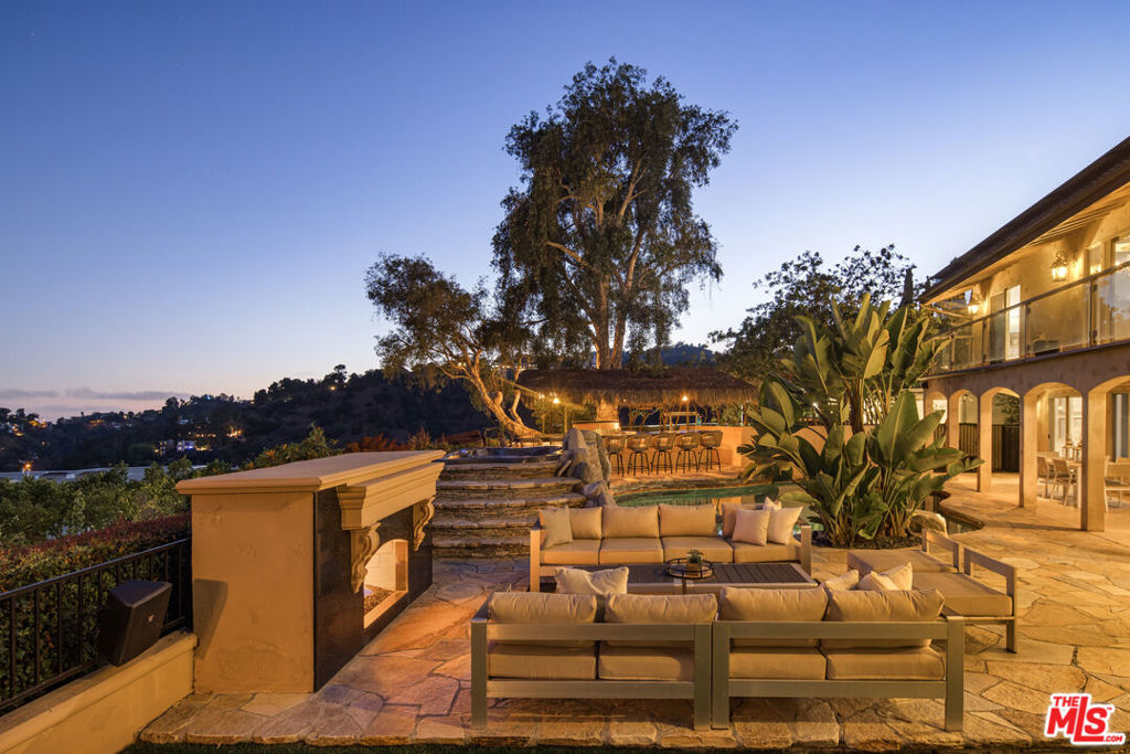 8004 Oceanus Drive