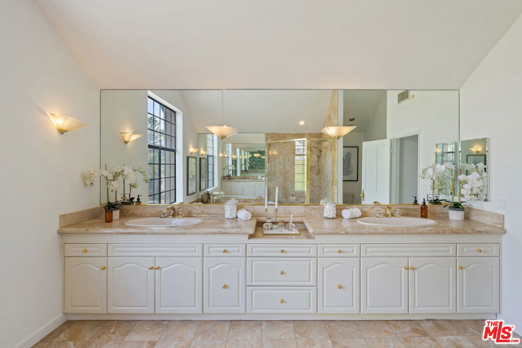 8004 Oceanus Drive