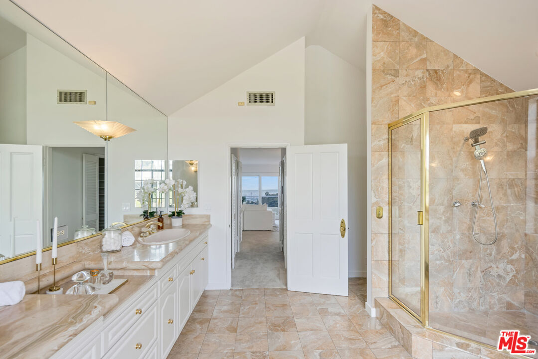 8004 Oceanus Dr