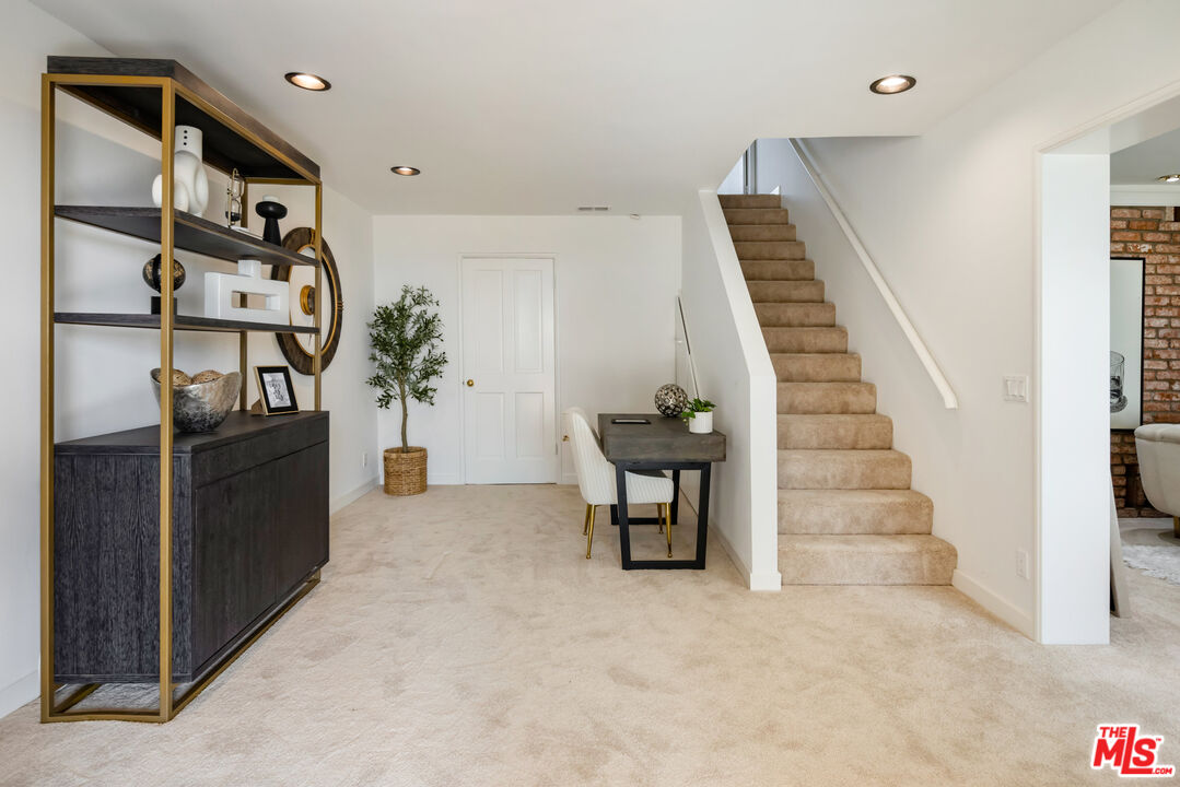8004 Oceanus Dr