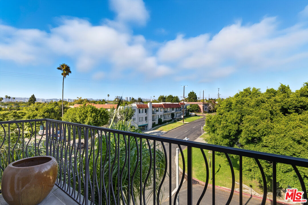 3401 S Bentley Ave Unit: 306