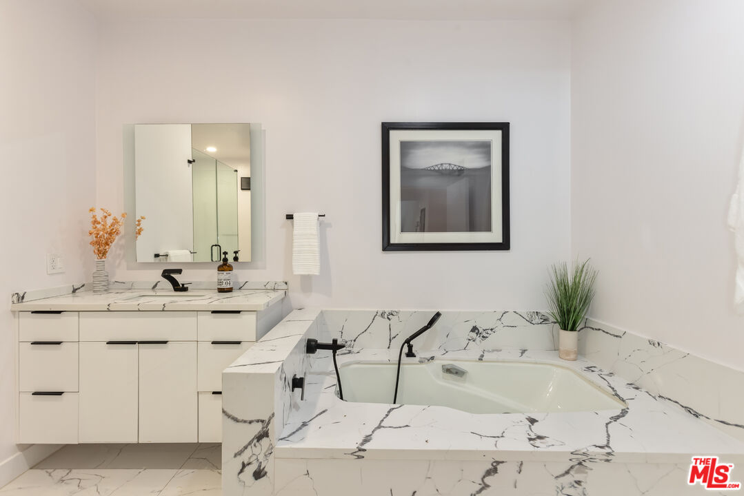 1210 N Kings Rd Unit: 101