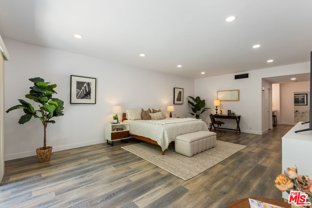 1210 N Kings Rd Unit: 101
