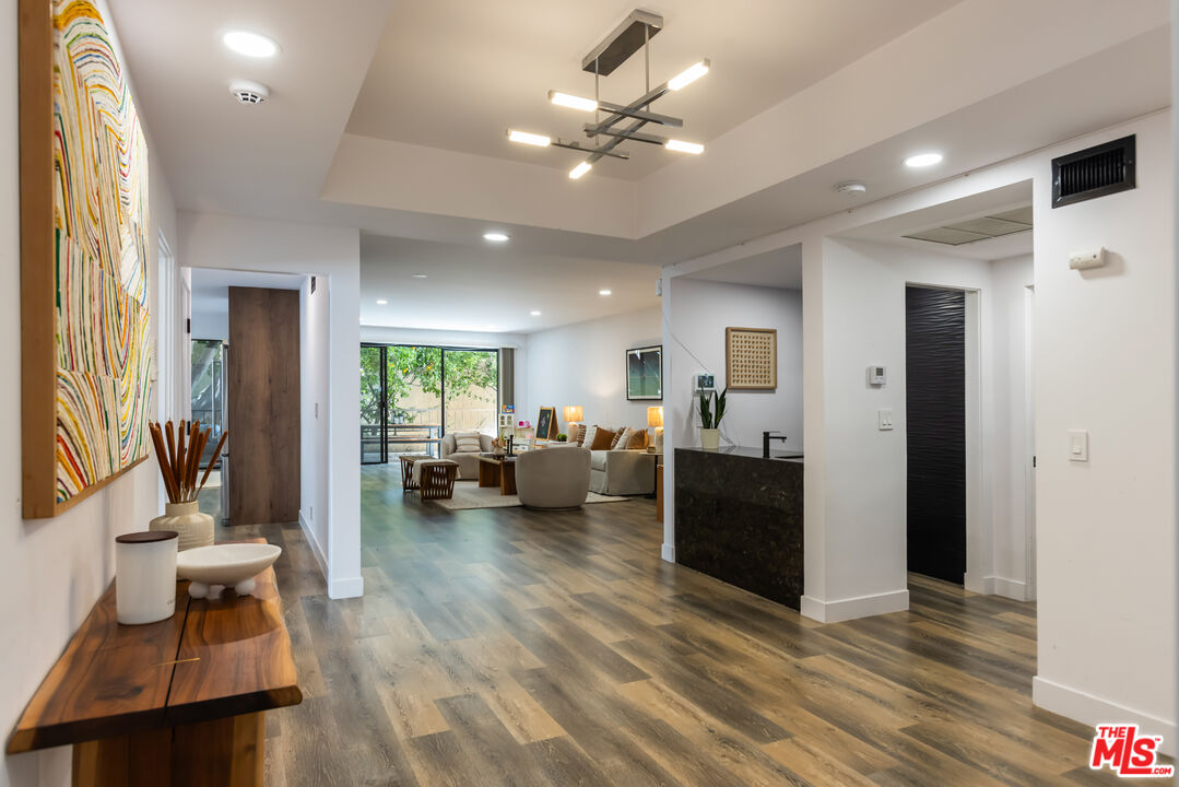 1210 N Kings Rd Unit: 101