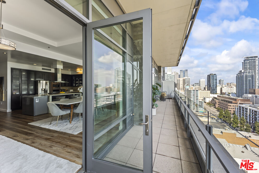 1100 S Hope St Unit: PH105