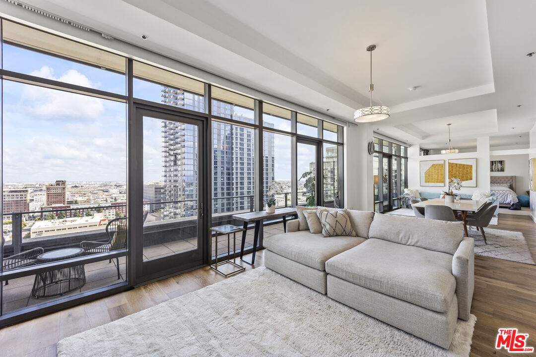 1100 S Hope St Unit: PH105