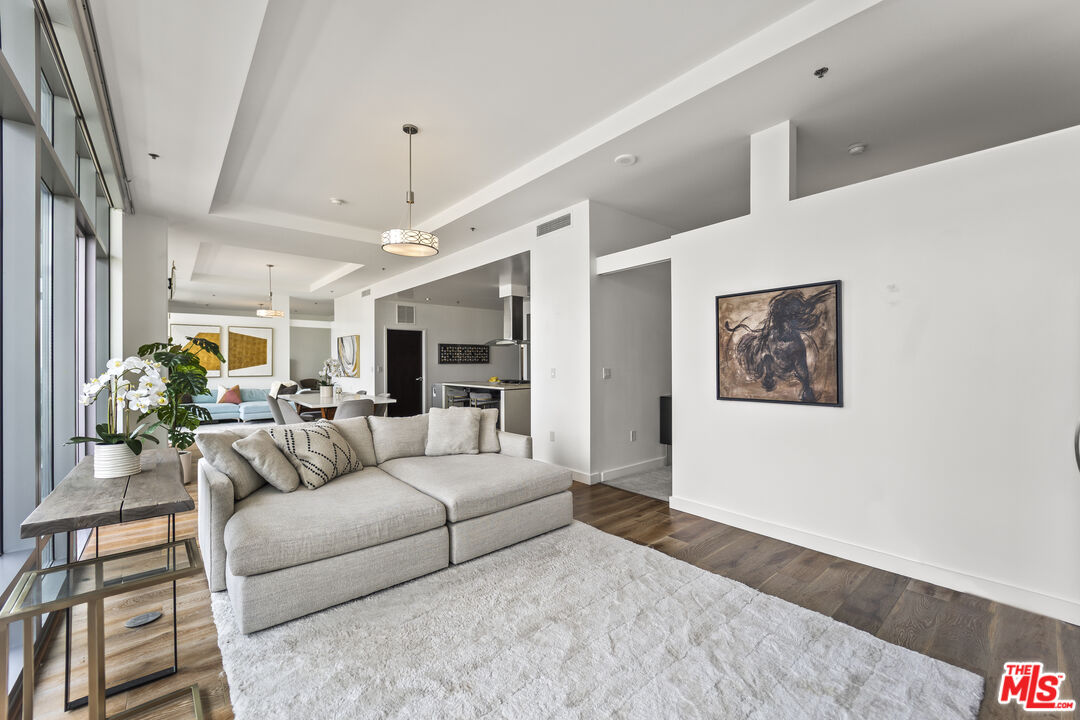 1100 S Hope St Unit: PH105