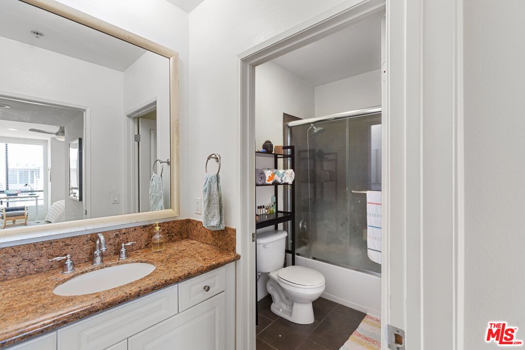 7320 Hawthorn Ave Unit: 401