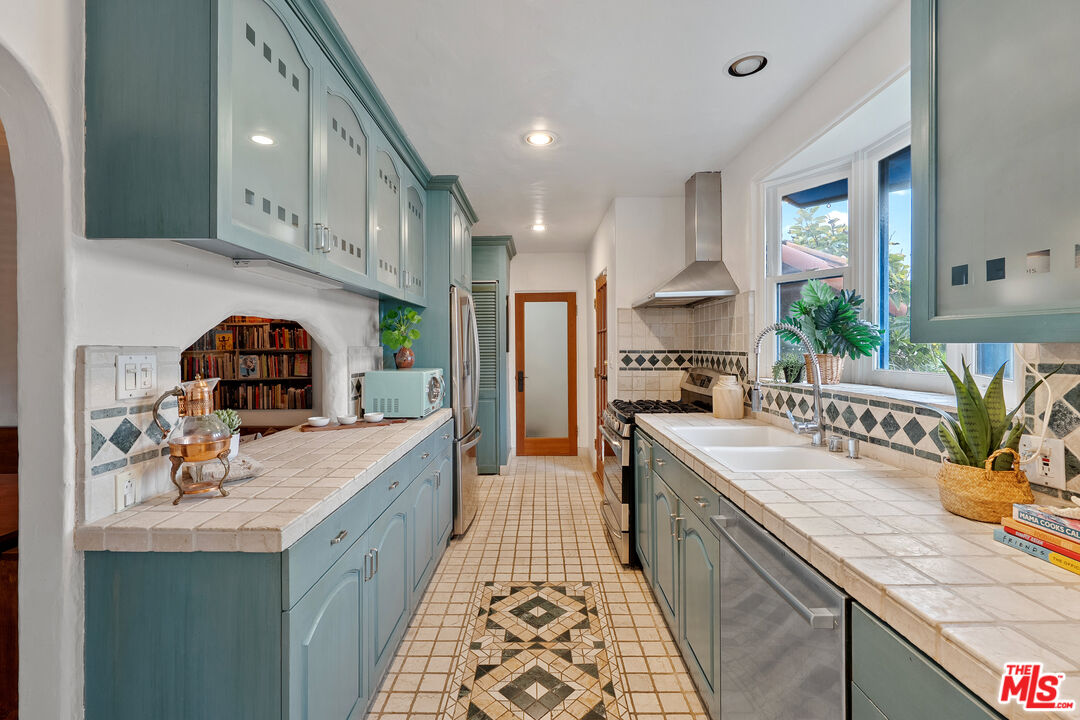 832 Cedar St