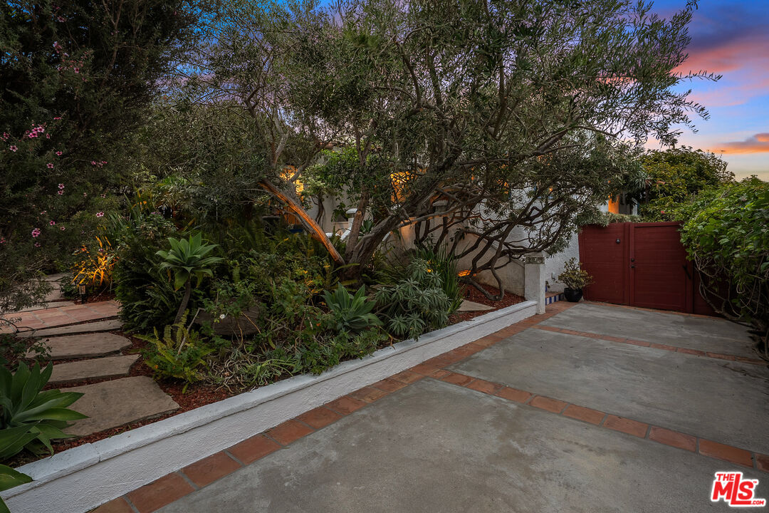 832 Cedar St