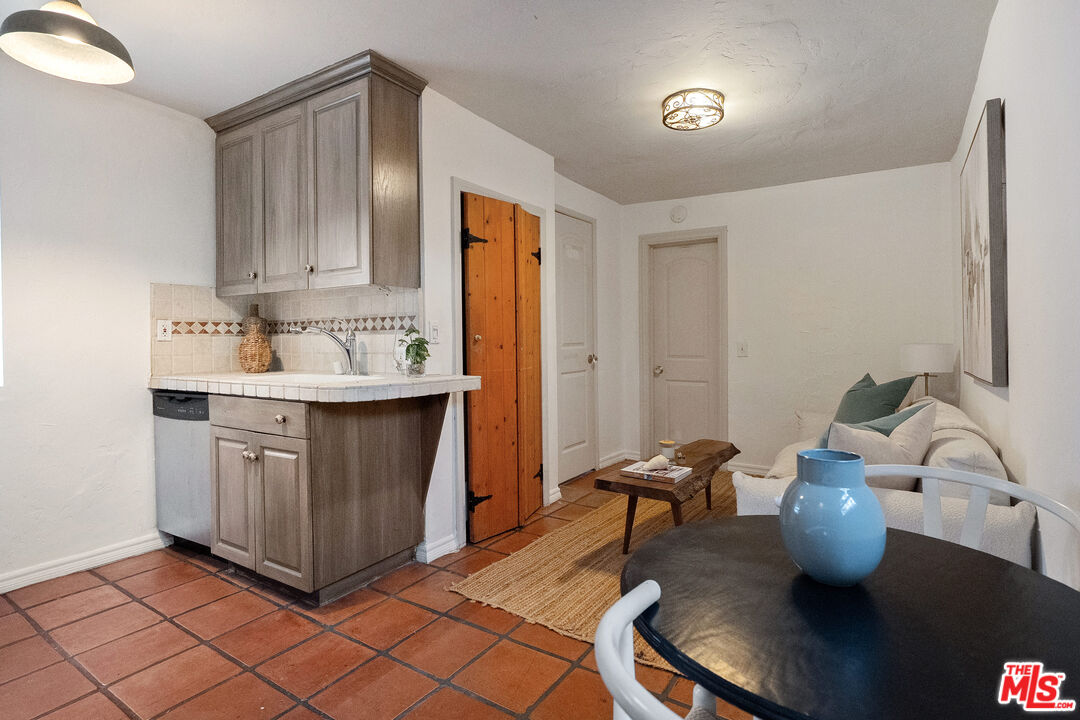832 Cedar St