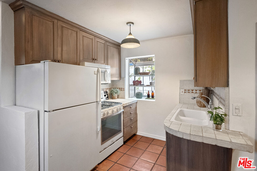 832 Cedar St
