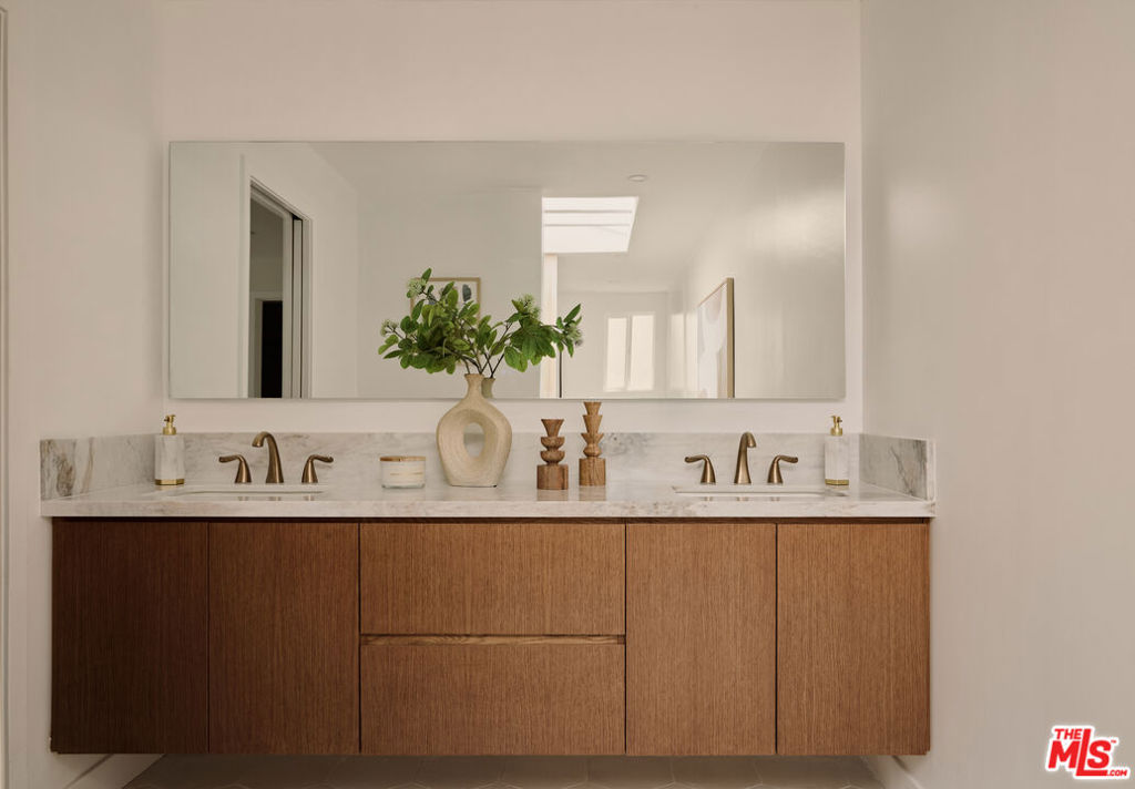 5271 Woodlake Avenue