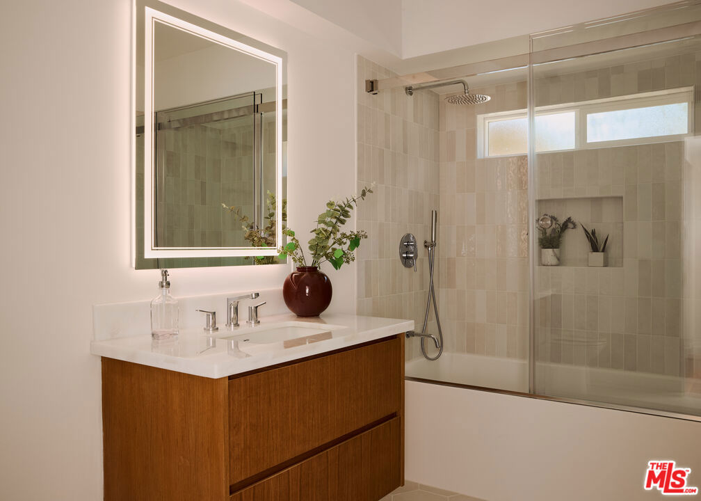 5271 Woodlake Avenue