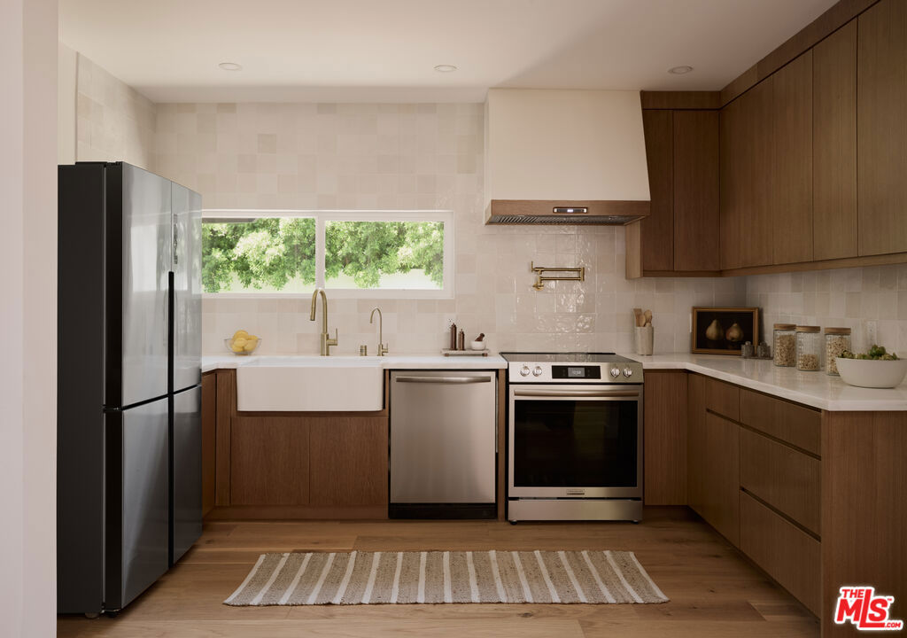 5271 Woodlake Avenue