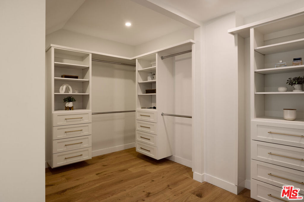 5271 Woodlake Avenue