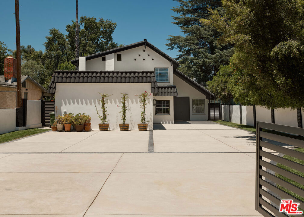 5271 Woodlake Avenue