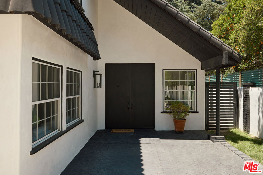 5271 Woodlake Avenue