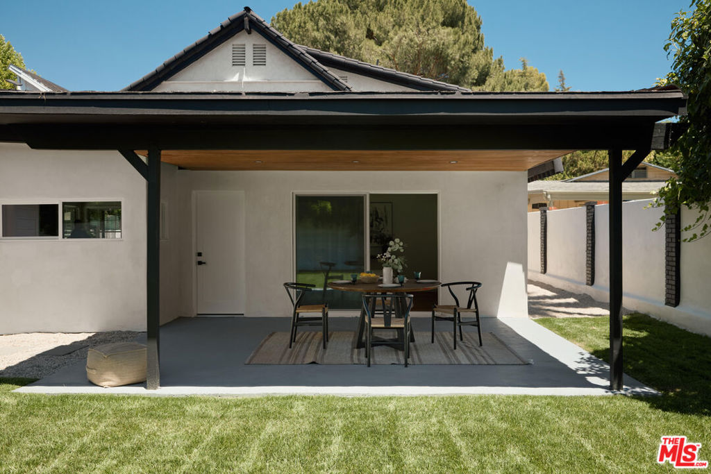 5271 Woodlake Avenue