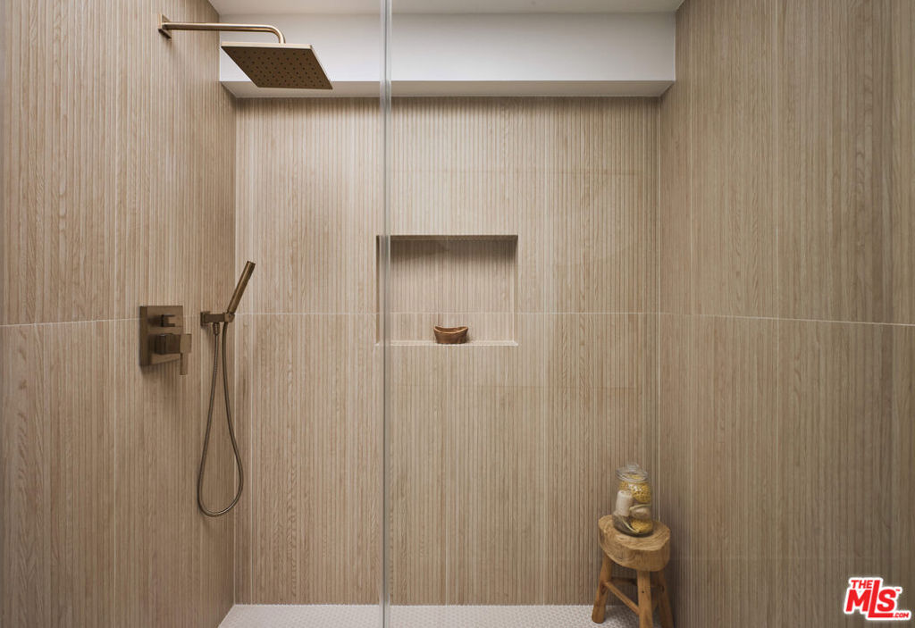 5271 Woodlake Avenue