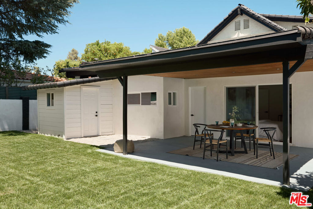 5271 Woodlake Avenue