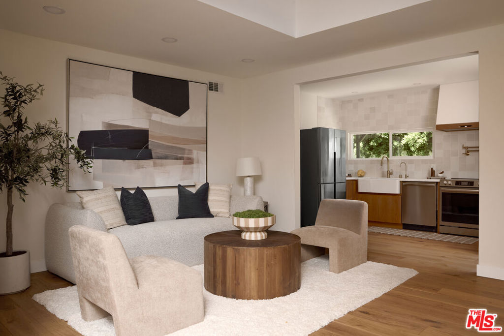 5271 Woodlake Avenue