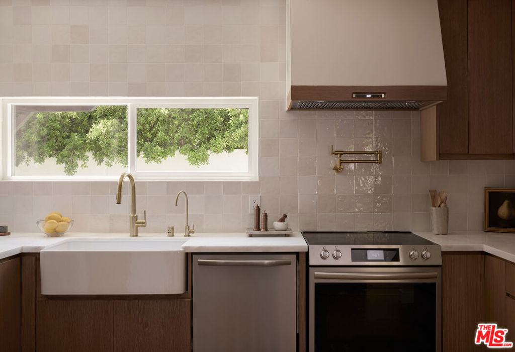 5271 Woodlake Avenue