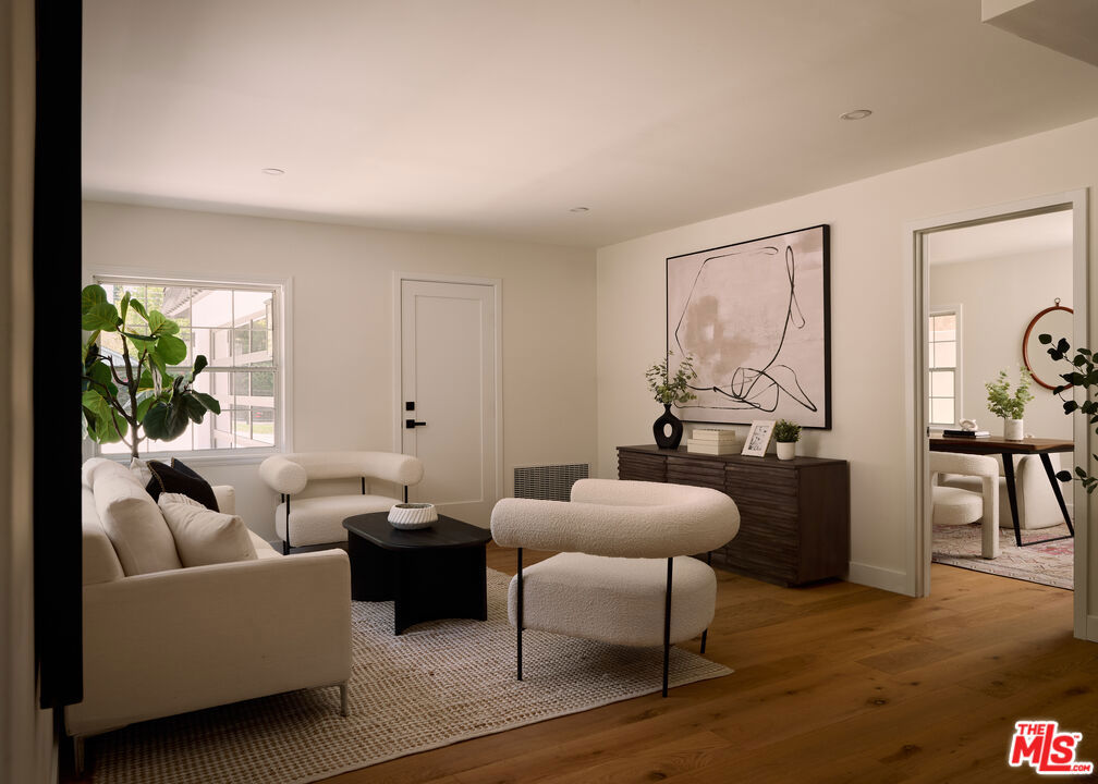 5271 Woodlake Avenue