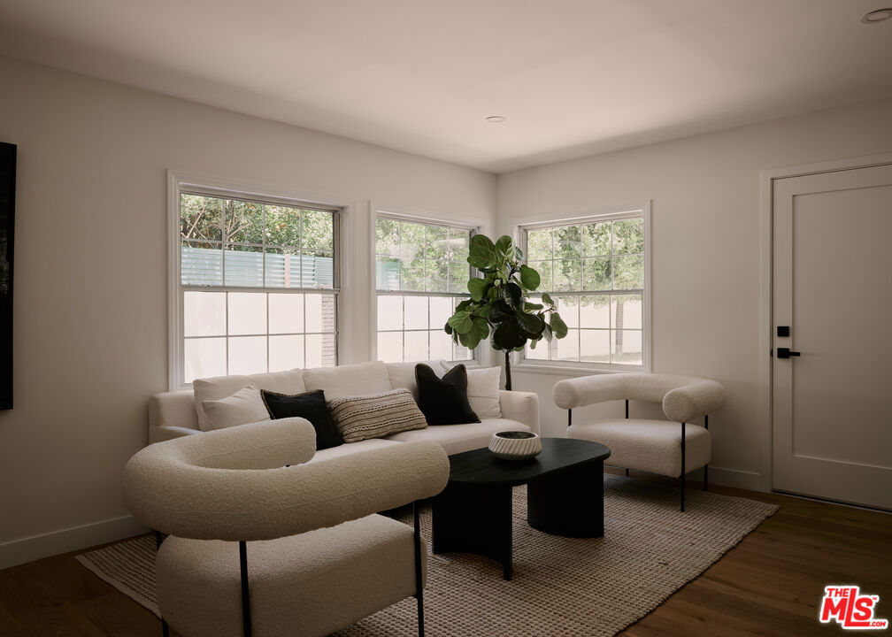 5271 Woodlake Avenue