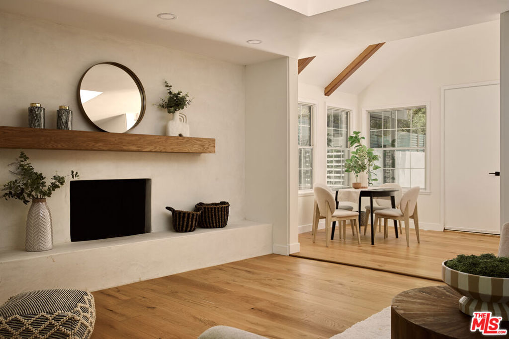 5271 Woodlake Avenue