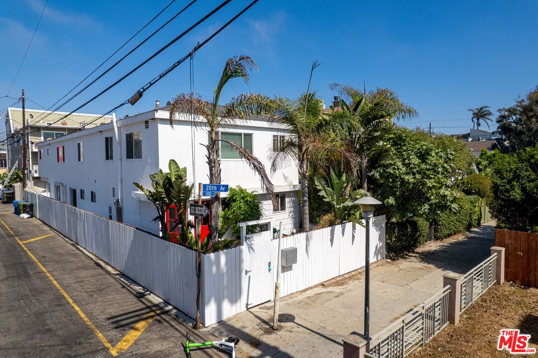 11 20th Ave