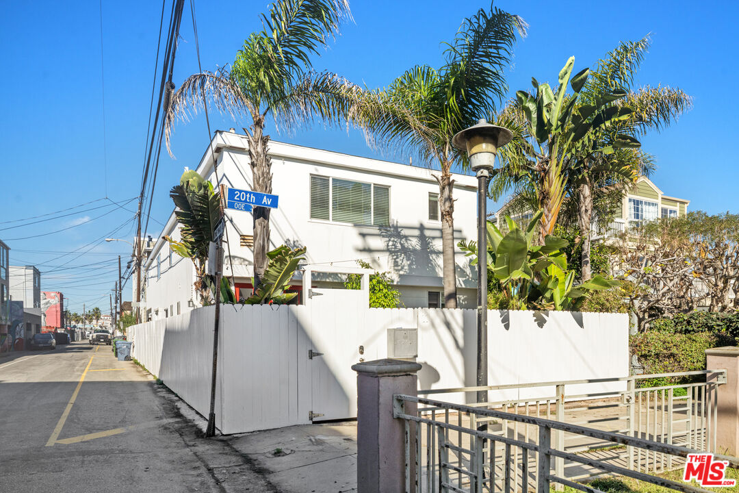 11 20th Ave