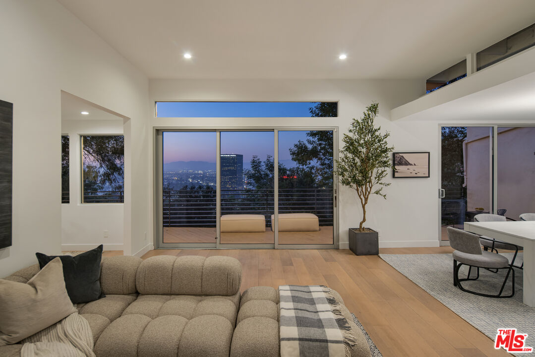 3564 Multiview Dr