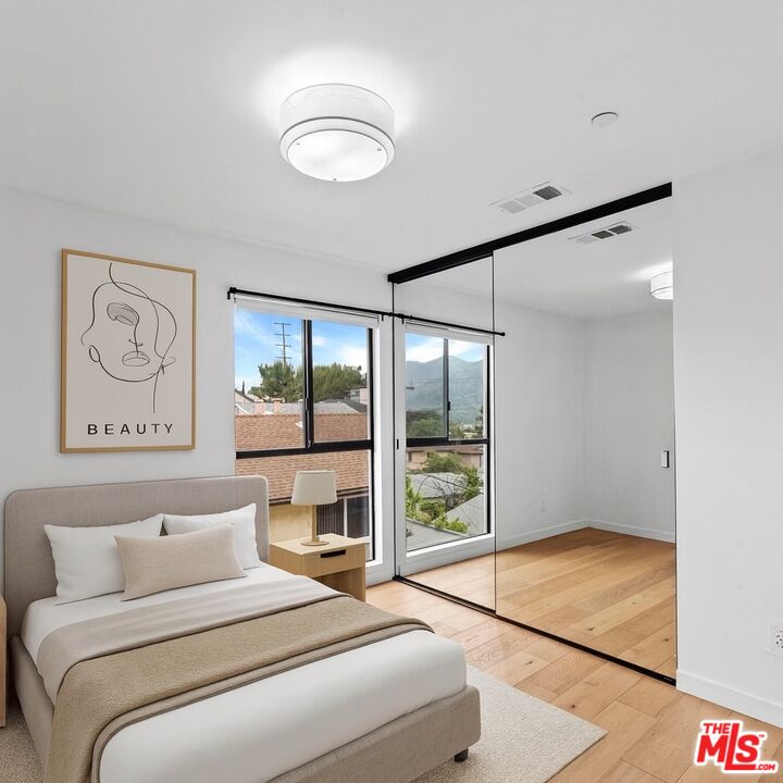 2222 Montrose Ave Unit: G