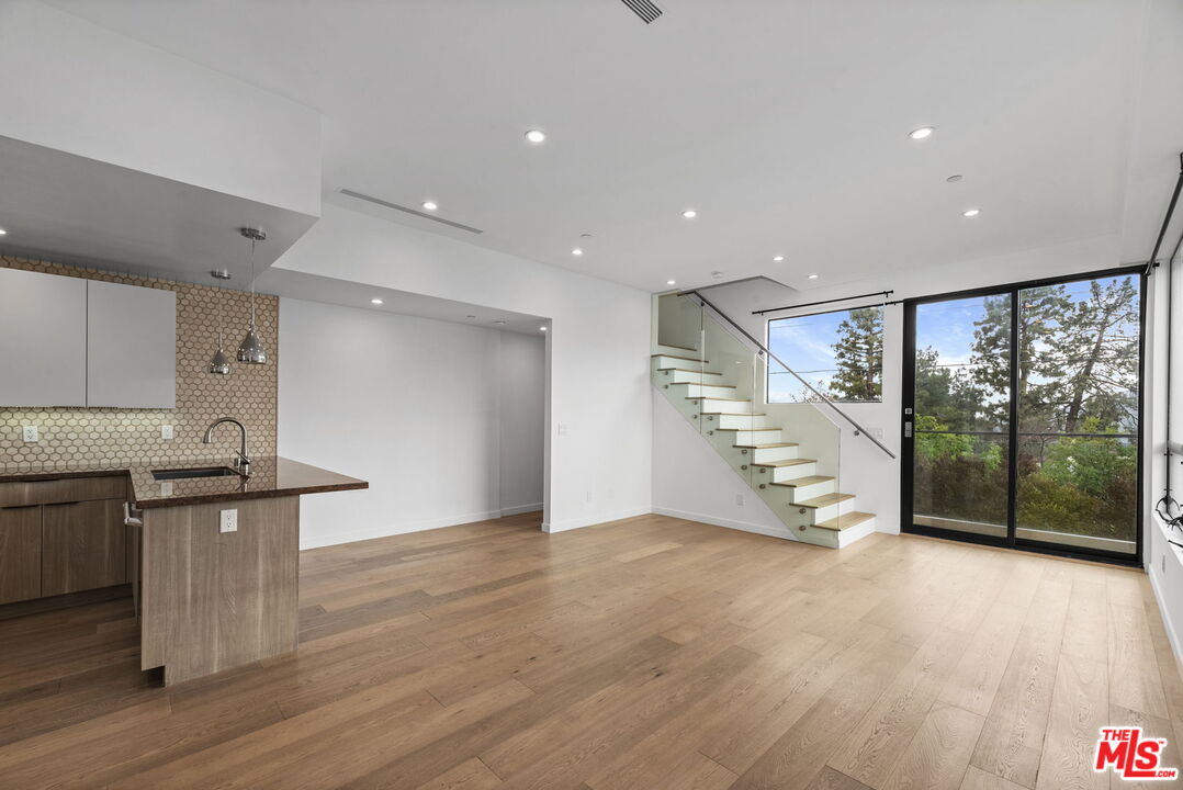 2222 Montrose Ave Unit: G