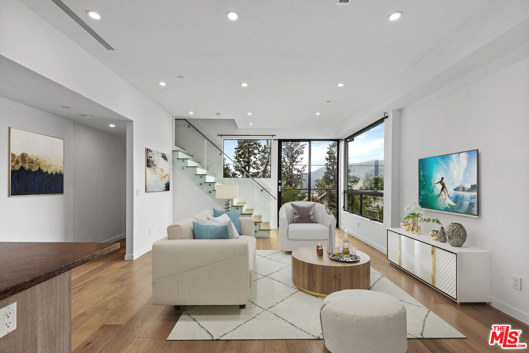 2222 Montrose Ave Unit: G