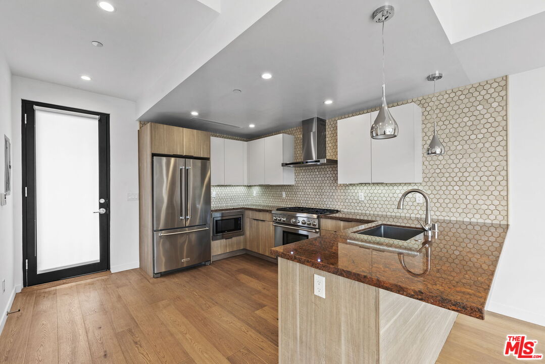 2222 Montrose Ave Unit: G