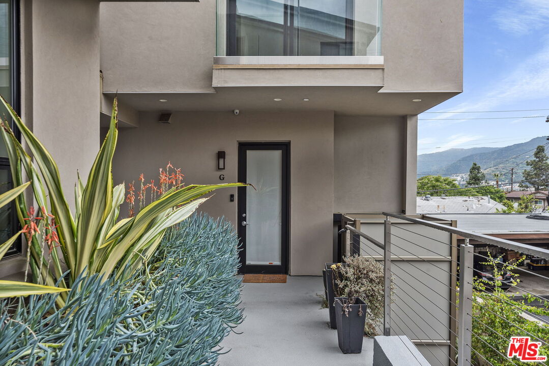 2222 Montrose Ave Unit: G
