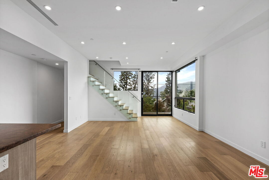2222 Montrose Ave Unit: G