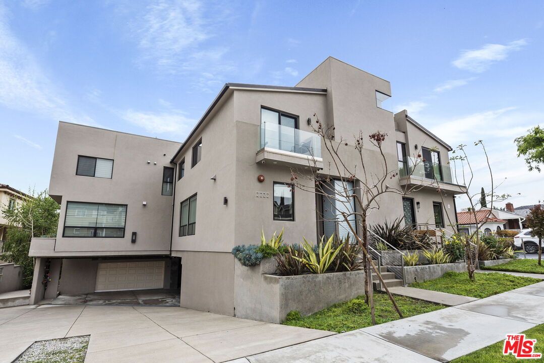 2222 Montrose Ave Unit: G