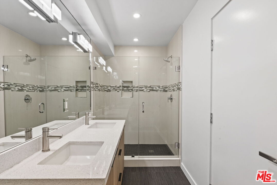 2222 Montrose Ave Unit: G