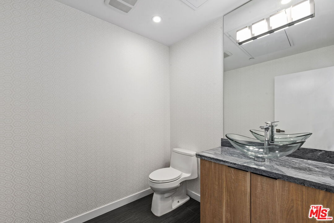 2222 Montrose Ave Unit: G