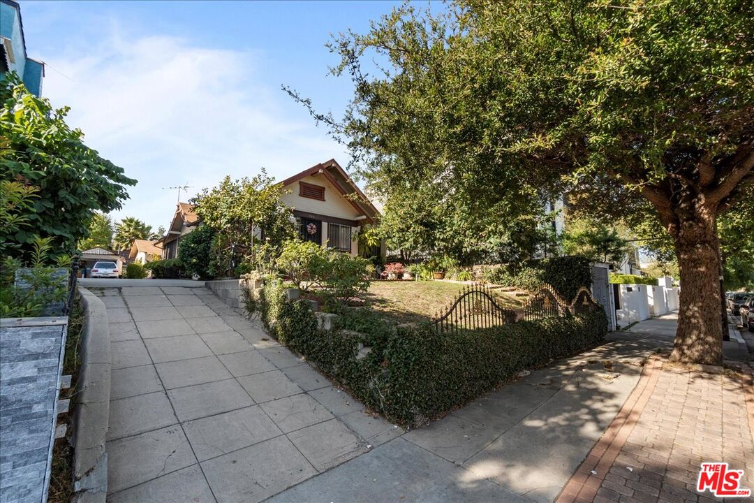 741 N Harvard Blvd