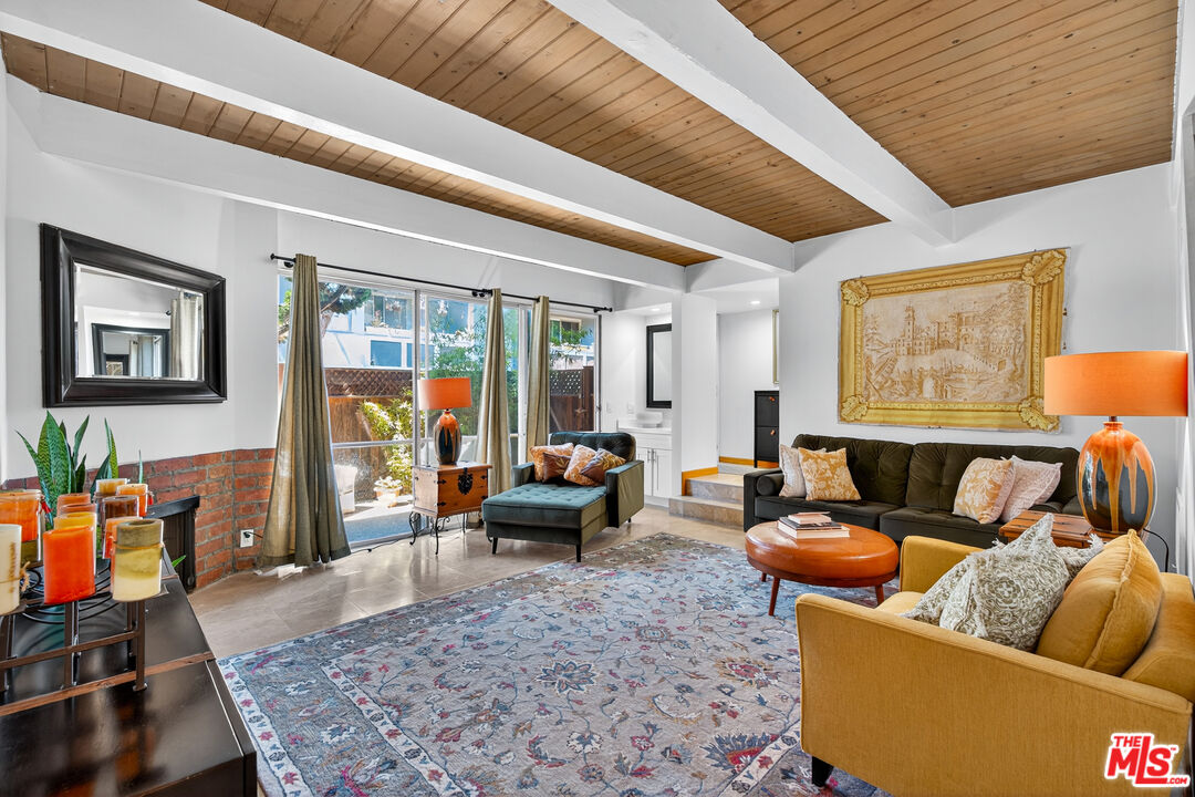 6537 Green Valley Cir