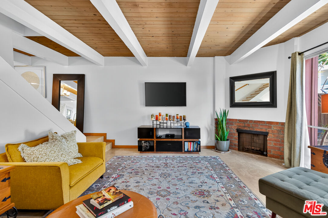 6537 Green Valley Cir